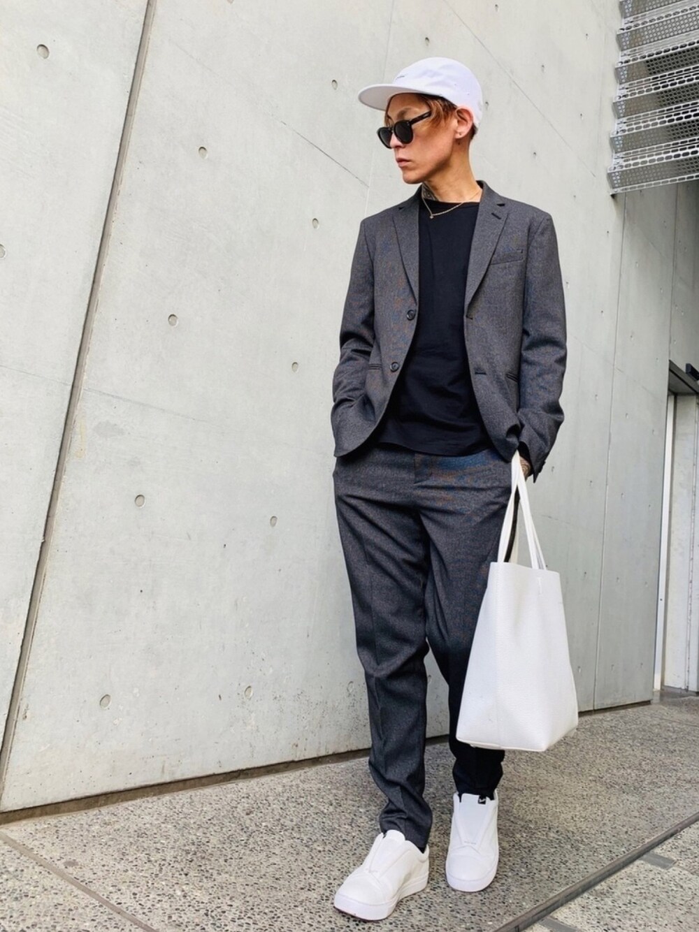 「セットアップ、スーツスタイル、ジャケット、スラックス、NUMBER (N)INE、白スニーカー、トートバッグ、オロビアンコ、Fossil、シンプルコーデ」｜「NUMBER (N)INEの【NUMBER (N)INE】《WEB限定》エクストラストレッチスリムセットアップ/ジャケット/スラックス（テーラードジャケット、グレー系）」を使った、TETUさん（メンズ・174cm）の冬コーディネートの1枚目の写真