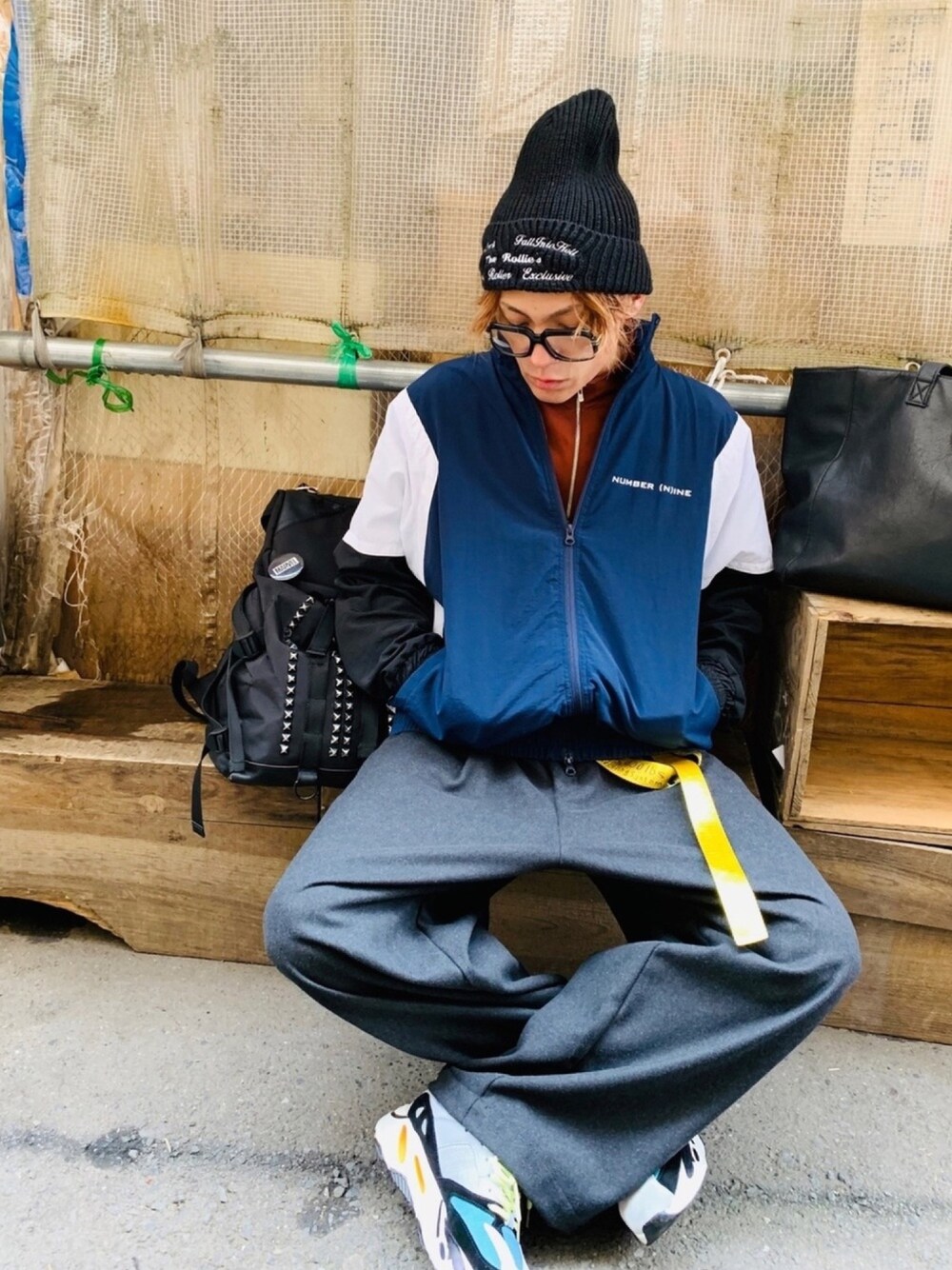 「NUMBER (N)INE、トラックジャケット、ナイロンジャケット、ワイドパンツ、off white、yeezy、アディダス、ニット帽、バックパック、ストリート」｜「NUMBER (N)INEの【NUMBER (N)INE】《別注》ナイロンカッティングトラックジャケット（ブルゾン、ブルー系）」を使った、TETUさん（メンズ・174cm）の冬コーディネートの1枚目の写真