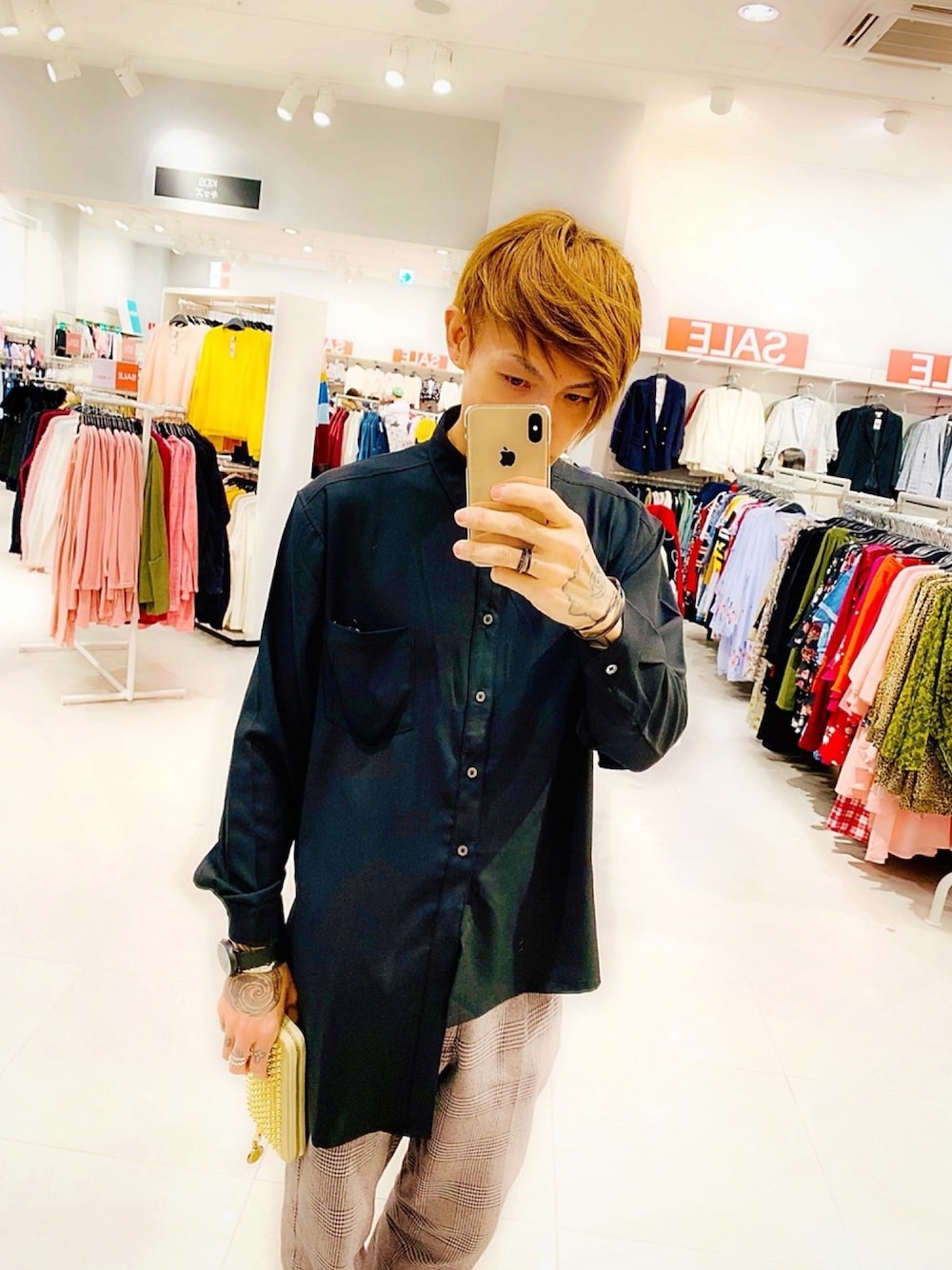 「シャツスタイル、シャツ、ロングシャツ、ブラック、シルバーアクセサリー、バングル、リング、not conventional、Fossil、STUDIOUS」｜「NOT CONVENTIONALのNOT CONVENTIONAL　asymmtry shirt（シャツ/ブラウス、ブラック系）」を使った、TETUさん（メンズ・174cm）の冬コーディネートの1枚目の写真
