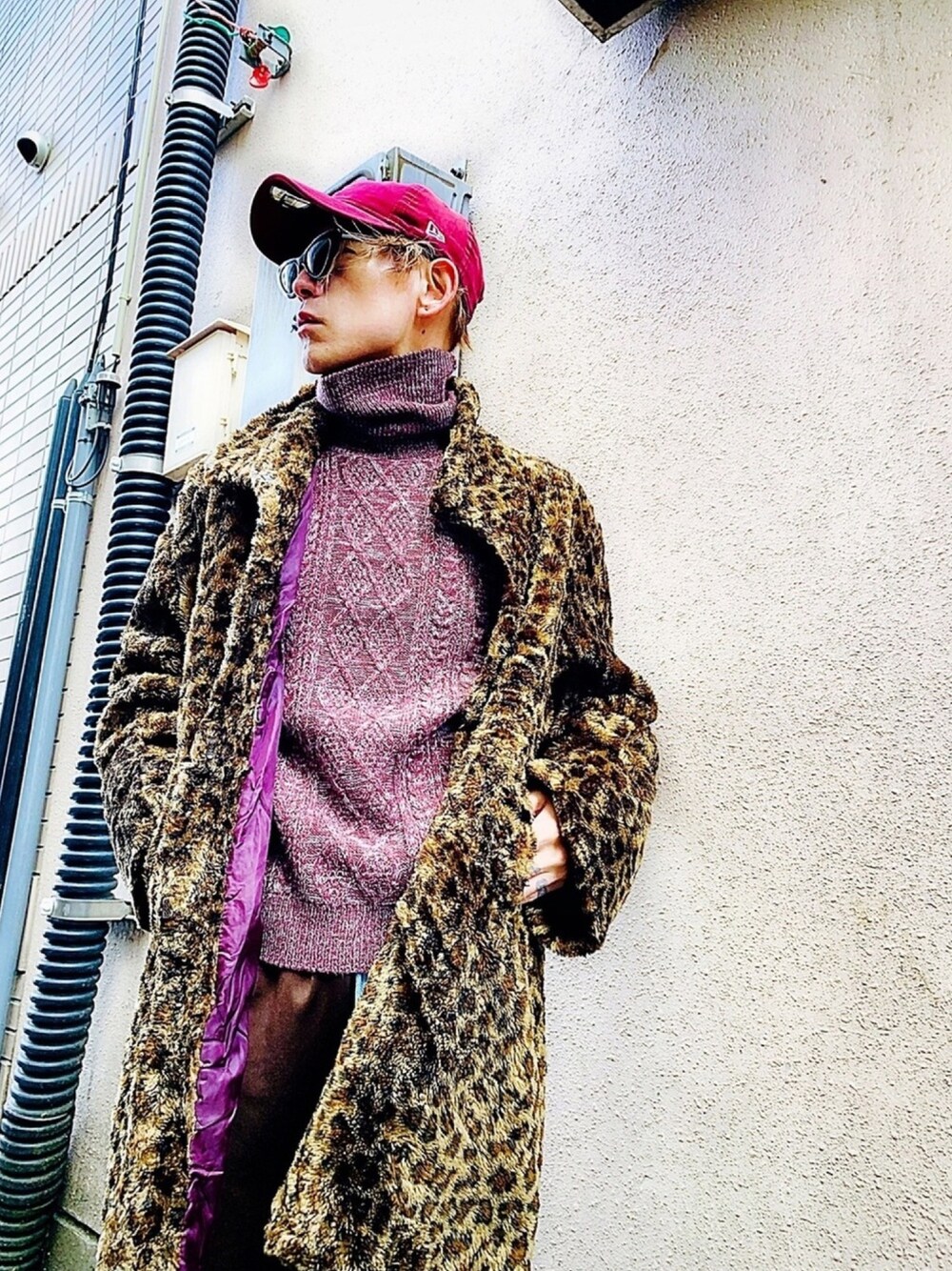 「レオパード、ひょう柄、ケーブルニット、タートルネック、ニット、NEW ERA、キャップ、NUMBER (N)INE、STUDIOUS、ファーコート」｜「NEW ERAのニューエラ キャップ サイズ調整 9THIRTY VELVETEEN NEW ERA（キャップ、レッド系）」を使った、TETUさん（メンズ・174cm）の冬コーディネートの1枚目の写真