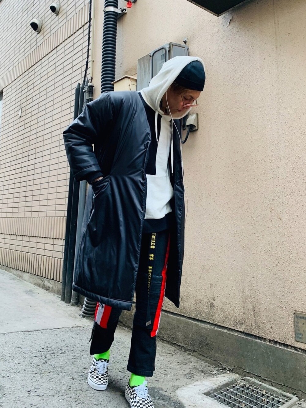 「ダウンジャケット、ノーカラーコート、パーカー、not conventional、スニーカー、VANS、ストリート、オロビアンコ、Fossil、FOSSILSTYLE」｜「NOT CONVENTIONALのNOT CONVENTIONAL hooded sweatshirt（パーカー、ブラック系）」を使った、TETUさん（メンズ・174cm）の冬コーディネートの1枚目の写真