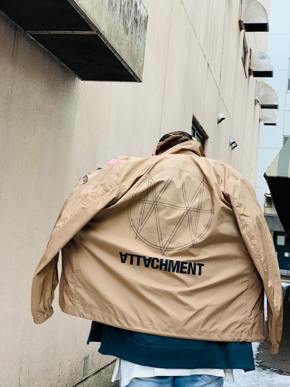 「ベージュ、コーチジャケット、ATTACHMENT、ストリートMIX、スウェット、DEVILOCK、レイヤードスタイル、ストリート、バックプリント、バックスタイル」｜「ATTACHMENTの【ATTACHMENT】《WEB限定》ジオメトリックプリントコーチジャケット（ナイロンジャケット、ブラウン系）」を使った、TETUさん（メンズ・174cm）の冬コーディネートの1枚目の写真