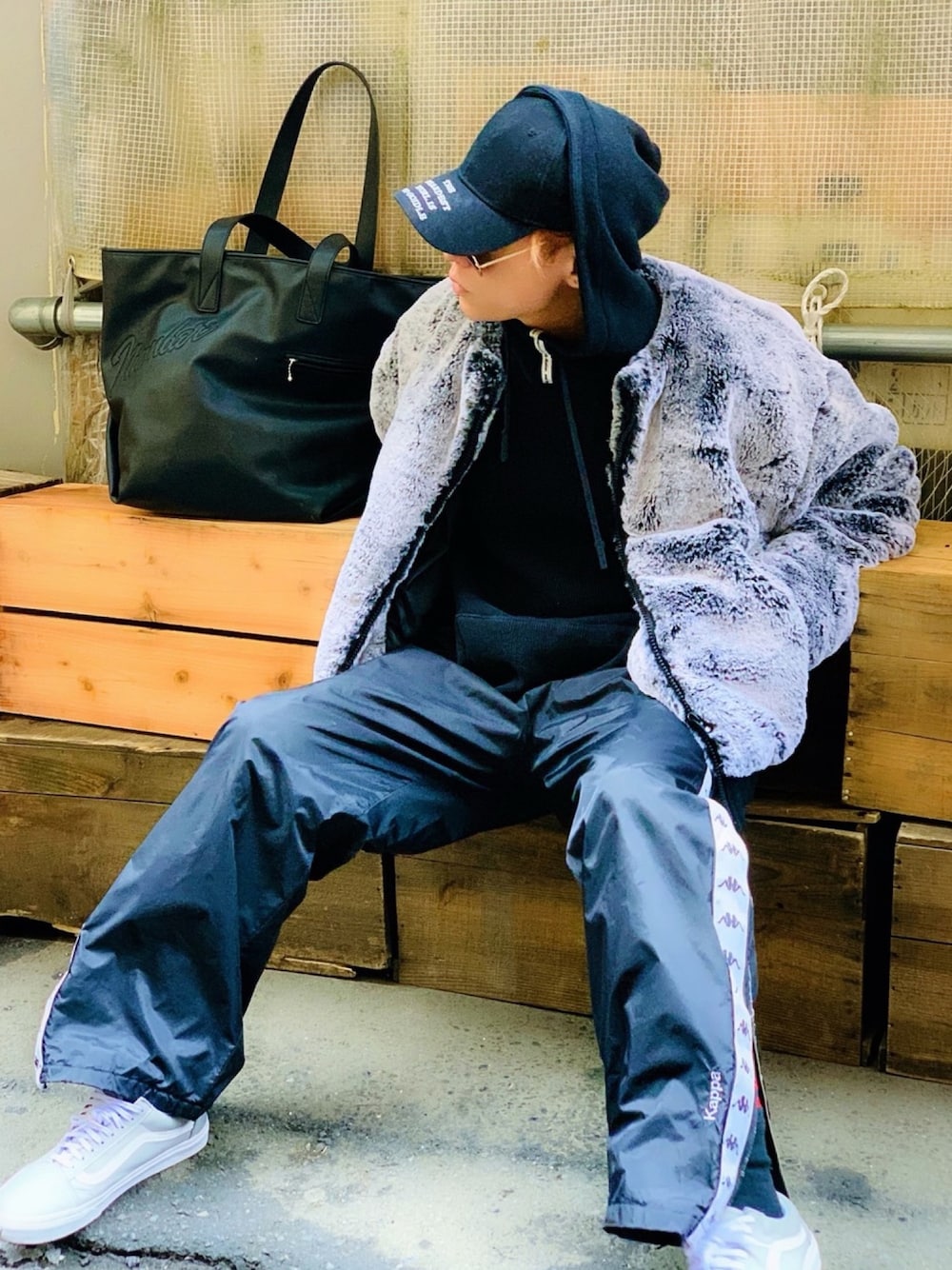 「ファー、ブルゾン、ワイドパンツ、トラックパンツ、KAPPA、スニーカー、VANS、パーカー、スポーツミックス、NUMBER (N)INE」｜「ChicaのChica/チカ/VolumeFur Big Blouson（ブルゾン、ブラック系）」を使った、TETUさん（メンズ・174cm）の冬コーディネートの1枚目の写真