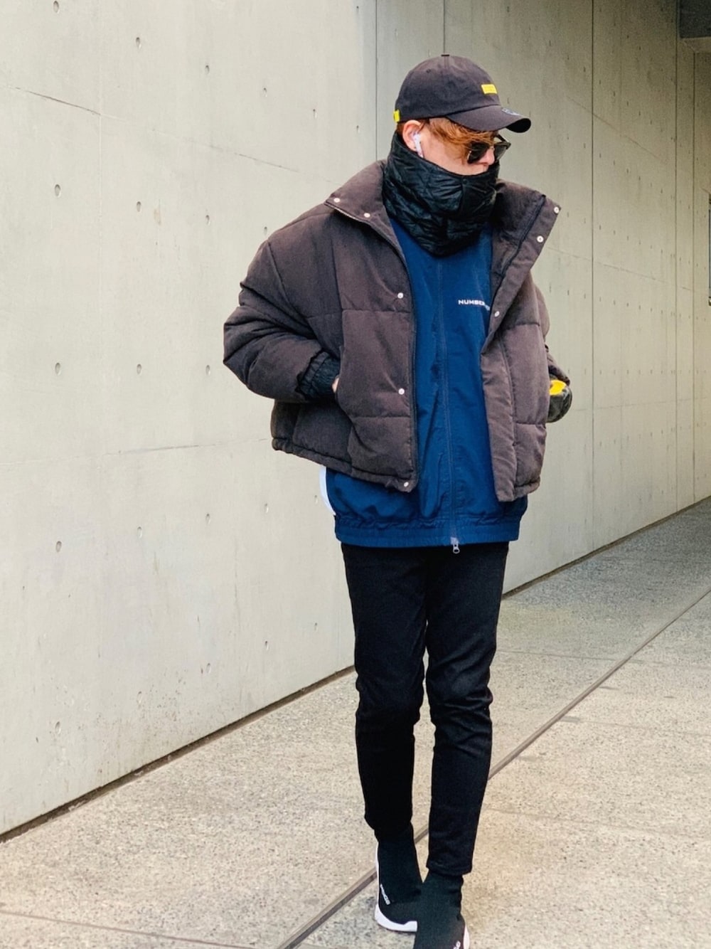 「ダウンジャケット、ストリートMIX、トラックジャケット、NUMBER (N)INE、ブラックデニム、BALENCIAGA、キャップ、ストリート、アウターONアウター、zozoデニム」｜「NUMBER (N)INEの【NUMBER (N)INE】《別注》ナイロンカッティングトラックジャケット（ブルゾン、ブルー系）」を使った、TETUさん（メンズ・174cm）の冬コーディネートの1枚目の写真