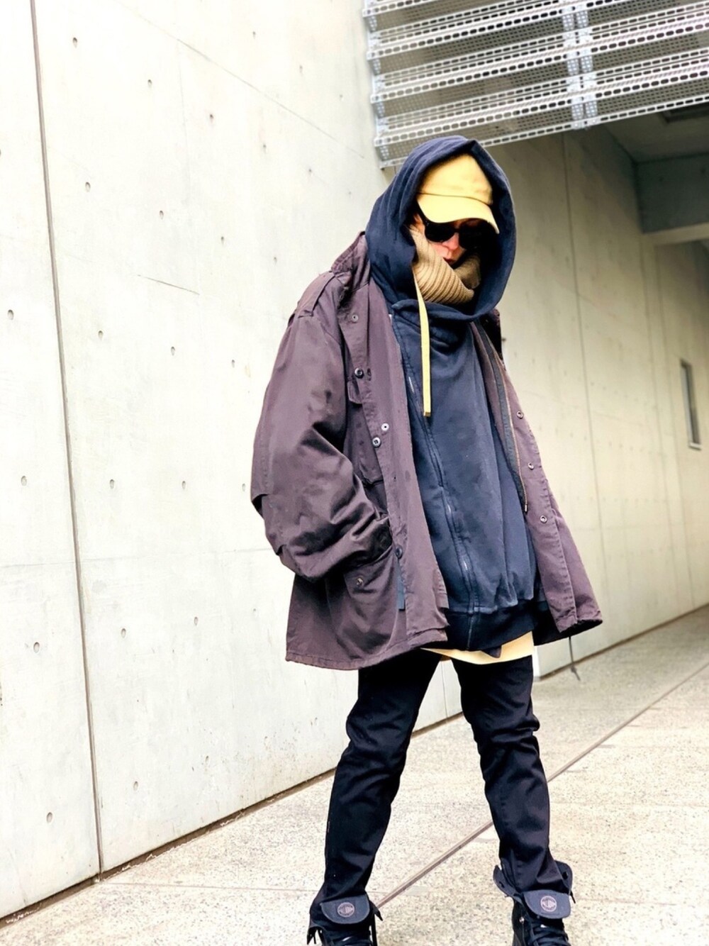「ミリタリー、ミリタリージャケット、ブラックコーデ、ブラック、スヌード、オーバーサイズ、ビッグシルエット、パーカー、レイヤードスタイル、zozoデニム」｜「STUDIOUSの【STUDIOUS】ガーターケーブルニットスヌード（ストール/ショール、ベージュ系）」を使った、TETUさん（メンズ・174cm）の冬コーディネートの1枚目の写真