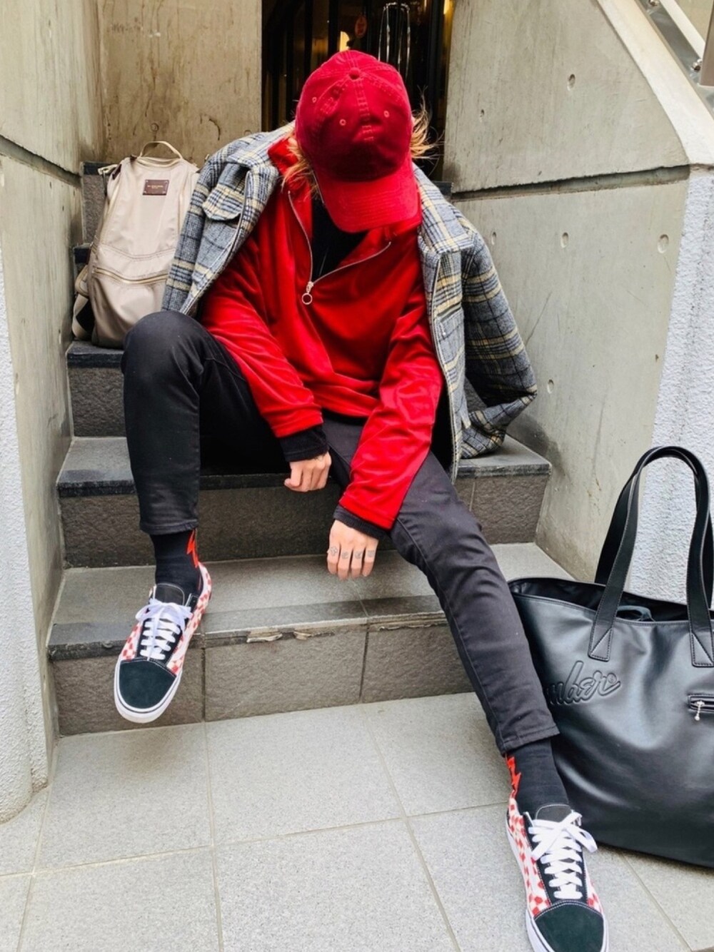 「ハーフジップ、レイヤードスタイル、レッド、ストリート、スニーカー、VANS、not conventional、NUMBER (N)INE、赤コーデ、zozoデニム」｜「SPINNSのベロア素材ハーフジップスウェット（スウェット、レッド系）」を使った、TETUさん（メンズ・174cm）の冬コーディネートの1枚目の写真