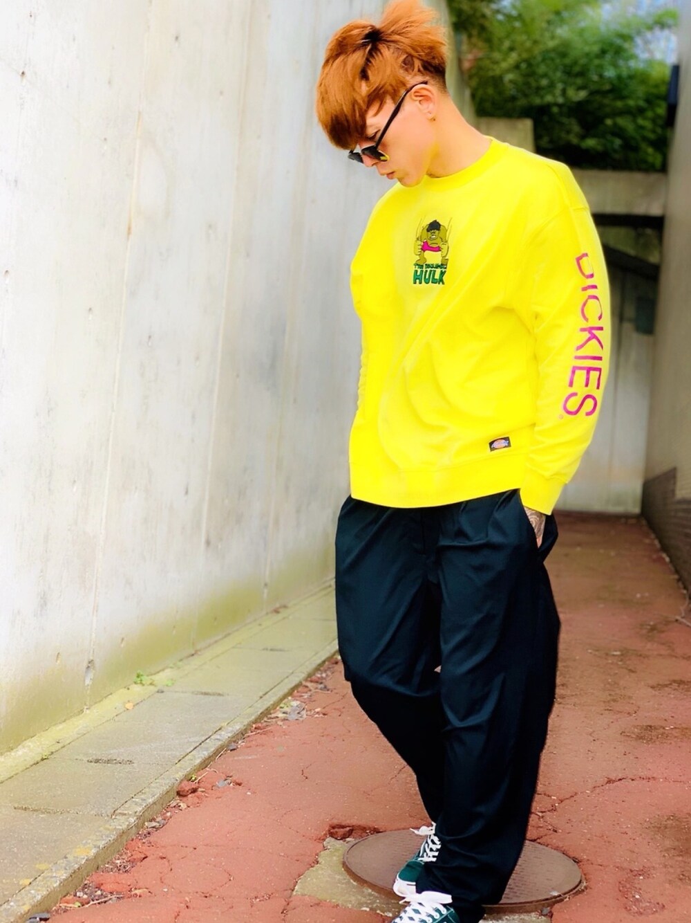 「イエロー、スウェット、キャプテンマーベル、ディッキーズ(Dickies)、Dickies、ワイドパンツ、シンプル、ネオンカラー、marvel、ゆるコーデ」｜「Dickiesのアイテム（スウェット、イエロー系）」を使った、TETUさん（メンズ・174cm）の冬コーディネートの1枚目の写真