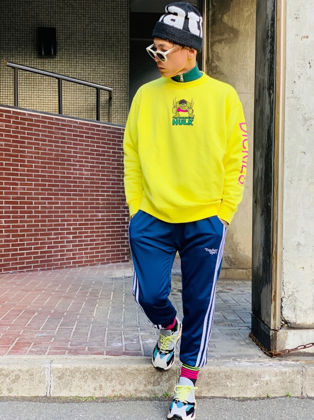 「キャプテンマーベル、ディッキーズ(Dickies)、スウェット、レイヤードstyle、ジャージ、ラインパンツ、アディダス、スニーカー、ストリート、スポーツミックス」｜「Dickiesのアイテム（スウェット、イエロー系）」を使った、TETUさん（メンズ・174cm）の冬コーディネートの1枚目の写真
