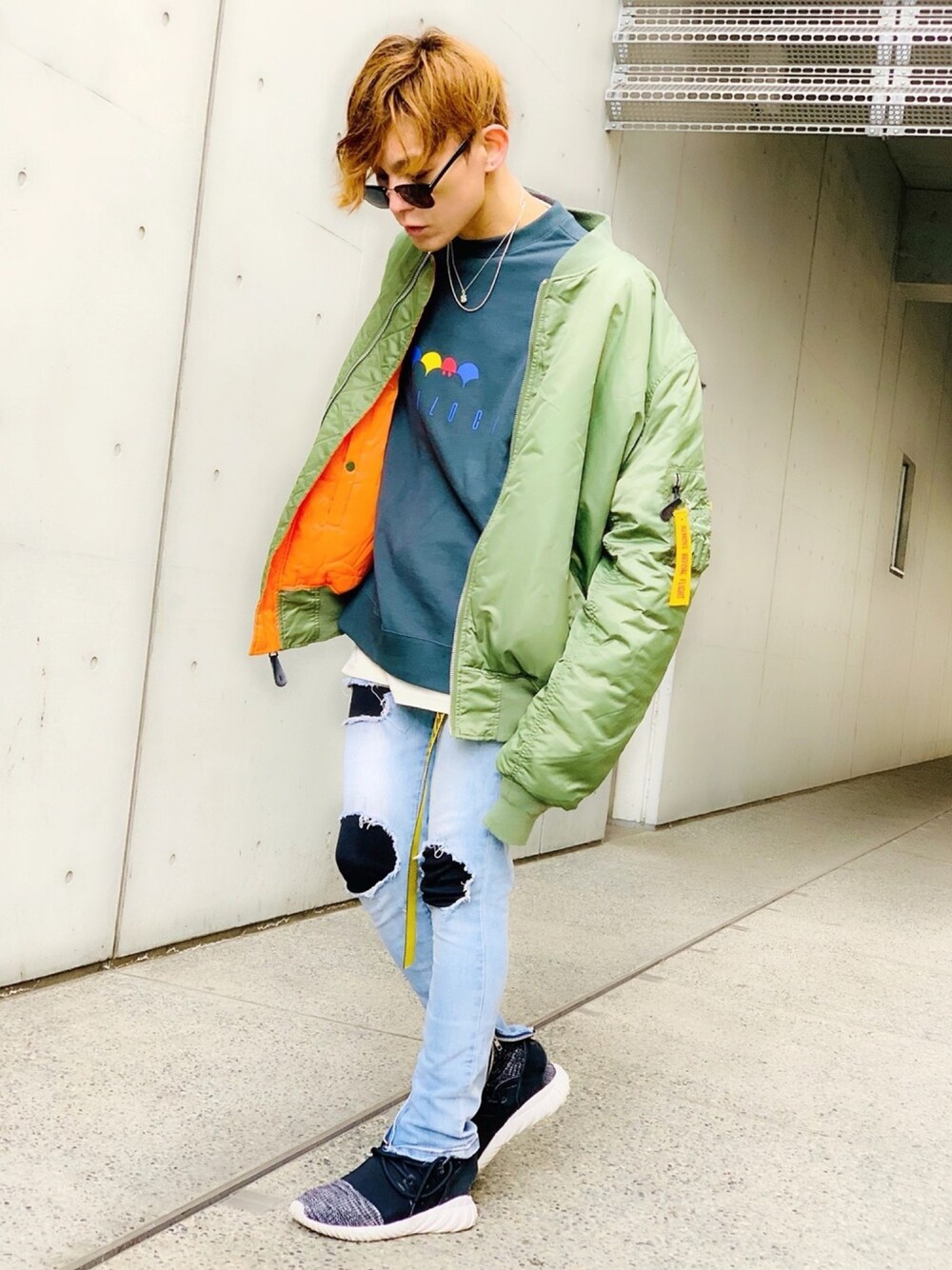 「オーバーサイズ、ビッグシルエット、MA-1、カーキ、スウェット、DEVILOCK、デニムパンツ、ストリートMIX、シルバーアクセサリー、NUMBER (N)INE」｜「DEVILOCKの【DEVILOCK】《別注》モチーフロゴプリントスウェットトレーナー（スウェット、グレー系）」を使った、TETUさん（メンズ・174cm）の冬コーディネートの1枚目の写真