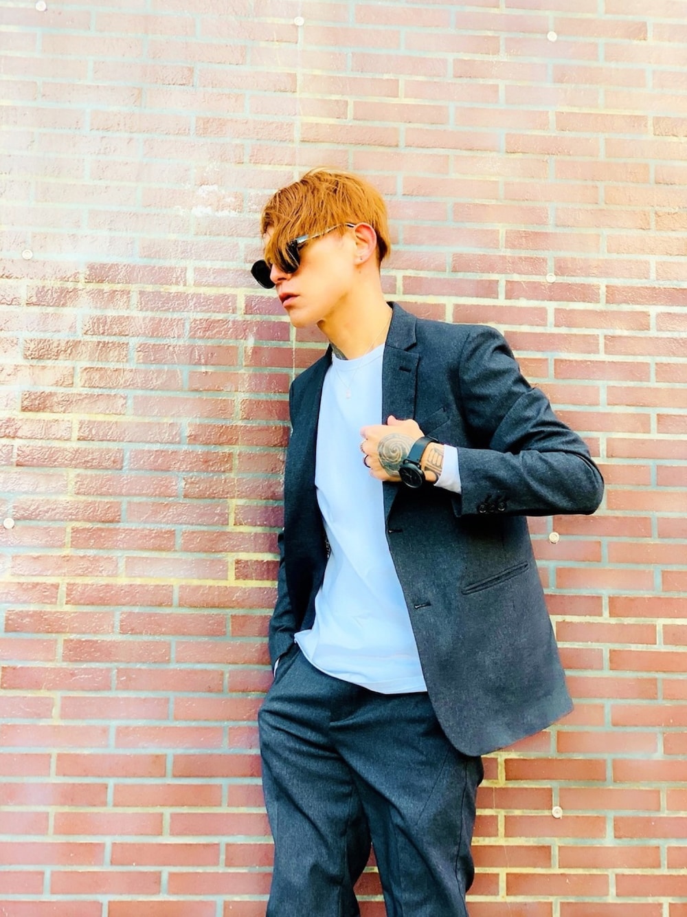「シンプル、スーツスタイル、テーラードジャケット、セットアップ、グレー、Fossil、シルバーアクセサリー、STUDIOUS、NUMBER (N)INE、白Tシャツ」｜「FOSSILのTHE COMMUTER CHRONO　FS5504（アナログ腕時計、ブラック系）」を使った、TETUさん（メンズ・174cm）の春コーディネートの1枚目の写真