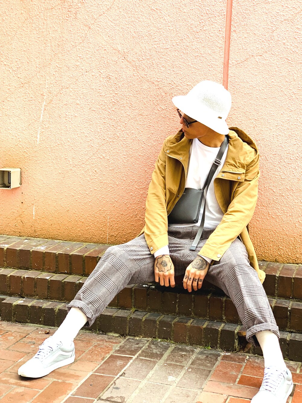 「サニーレーベル、マウンテンパーカー、ベージュ、白ソックス、スニーカー、VANS、サコッシュ、NUMBER (N)INE、URBAN RESEARCH、バケットハット」｜「URBAN RESEARCH Sonny Labelの撥水マウンテンパーカー（マウンテンパーカー、ベージュ系）」を使った、TETUさん（メンズ・174cm）の春コーディネートの1枚目の写真