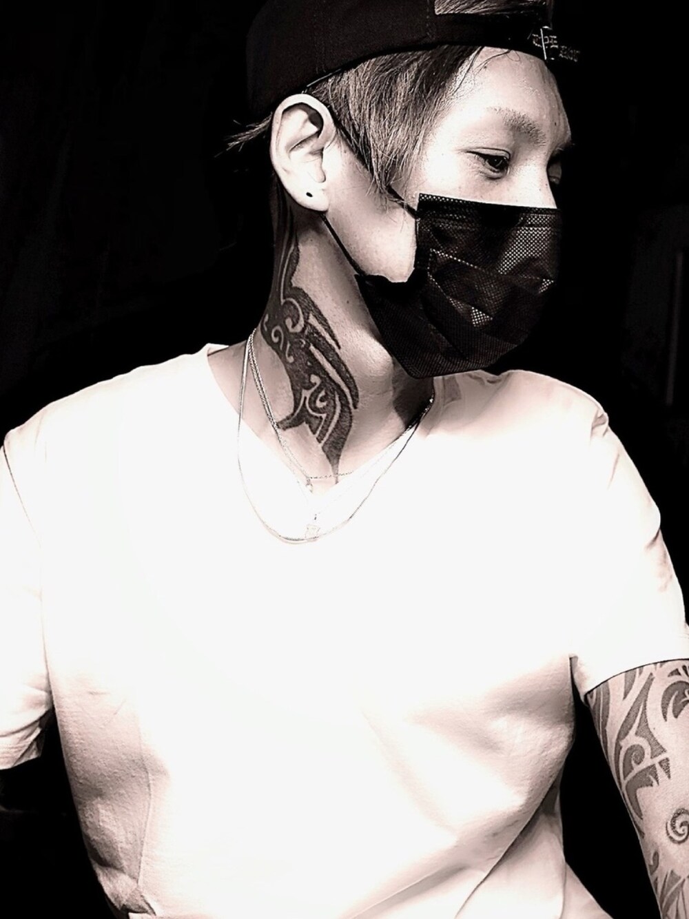 「ZOZO、白Tシャツ、Vネック、シンプル、マスク、黒マスク、シルバーアクセサリー、ネックレス、NUMBER (N)INE、tattoo」｜「ZOZOのVネックTシャツ（パターンオーダー）／ホワイト［MEN］（Tシャツ/カットソー、ホワイト系）」を使った、TETUさん（メンズ・174cm）の春コーディネートの1枚目の写真