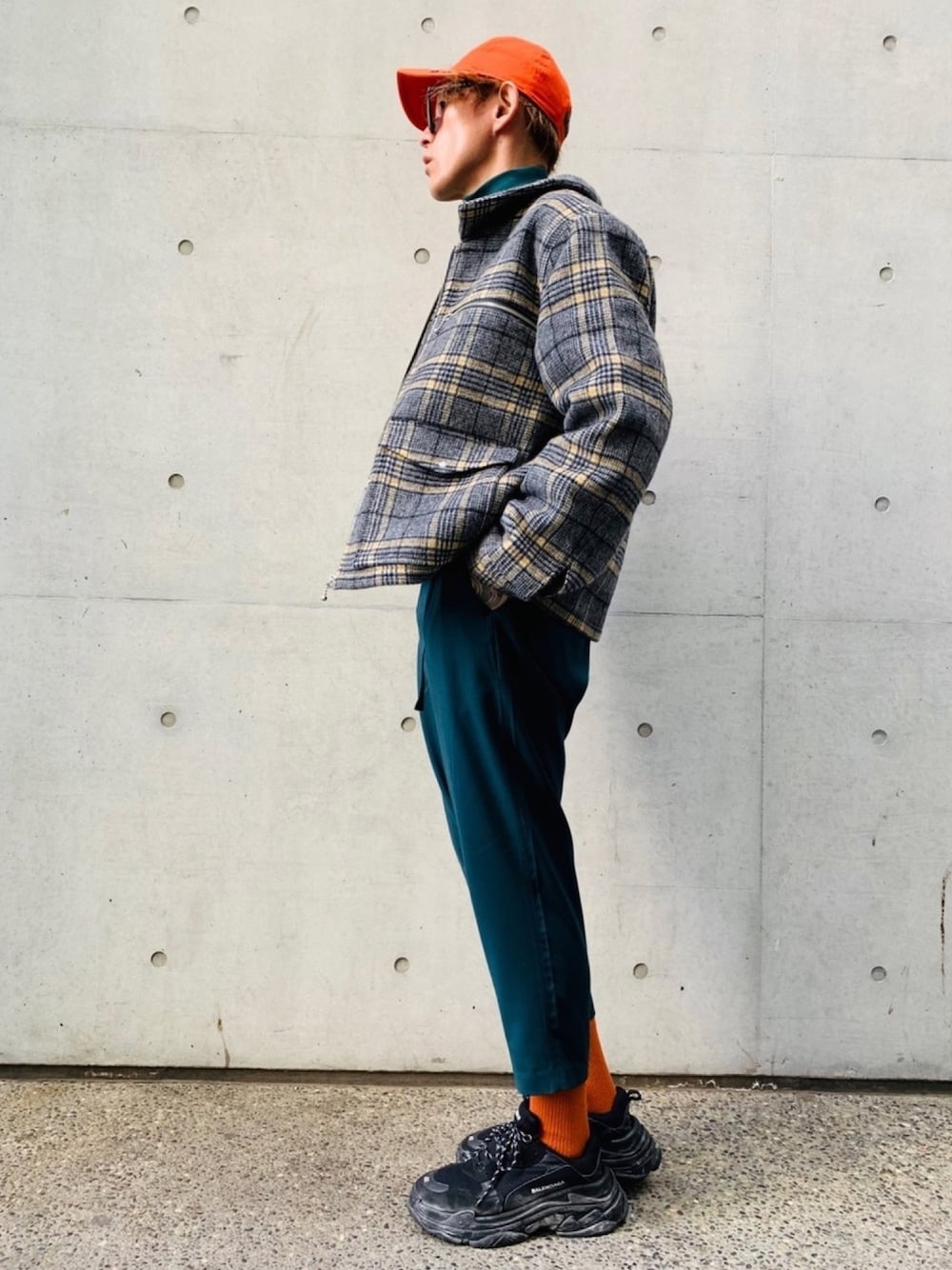 「チェック、not conventional、モード、ストリート、アンクルパンツ、ハーフジップ、グリーン、BALENCIAGA、スニーカーコーデ、靴下チラ見せ」｜「NOT CONVENTIONALのNOT CONVENTIONAL wool design jkt（ブルゾン、その他）」を使った、TETUさん（メンズ・174cm）の冬コーディネートの1枚目の写真