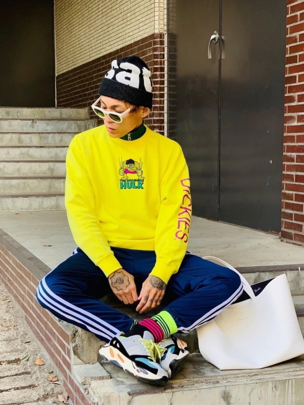 「キャプテンマーベル、トレーナー、スウェット、ディッキーズ(Dickies)、イエロー、ラインパンツ、ジャージ、ストリートMIX、ニット帽、靴下チラ見せ」｜「Dickiesのアイテム（スウェット、イエロー系）」を使った、TETUさん（メンズ・174cm）の春コーディネートの1枚目の写真