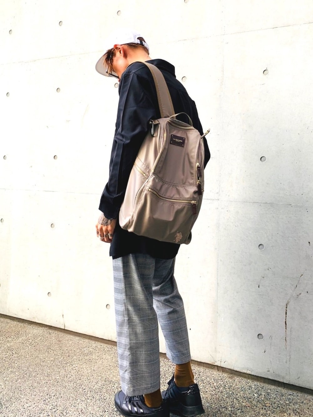 「シャツスタイル、ロングシャツ、not conventional、ワイドパンツ、チェックパンツ、バックパック、リュック、USポロ、Fossil、靴下チラ見せ」｜「U.S. POLO ASSN.の【U.S. POLO ASSN.】 ユーエスポロアッスン　ナイロンリュック  US1909（バックパック/リュック、グレー系）」を使った、TETUさん（メンズ・174cm）の冬コーディネートの1枚目の写真