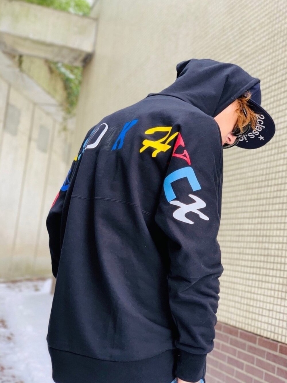 「パーカー、オーバーサイズ、バックプリント、バックスタイル、ビッグシルエット、DEVILOCK、ストリート、キャップ、NEW ERA、黒」｜「DEVILOCKの【DEVILOCK】《別注》ビッグカラーロゴバックプリントスウェットパーカー（パーカー、ブラック系）」を使った、TETUさん（メンズ・174cm）の冬コーディネートの1枚目の写真