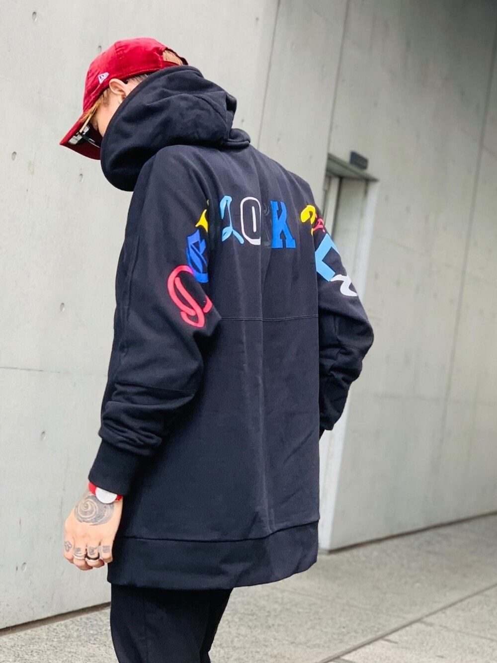 「devirock、オーバーサイズ、パーカー、バックプリント、NEW ERA、腕時計、Hunting World、ハンティングワールド、NUMBER (N)INE、シルバーアクセサリー」｜「DEVILOCKの【DEVILOCK】《別注》ビッグカラーロゴバックプリントスウェットパーカー（パーカー、ブラック系）」を使った、TETUさん（メンズ・174cm）の春コーディネートの1枚目の写真