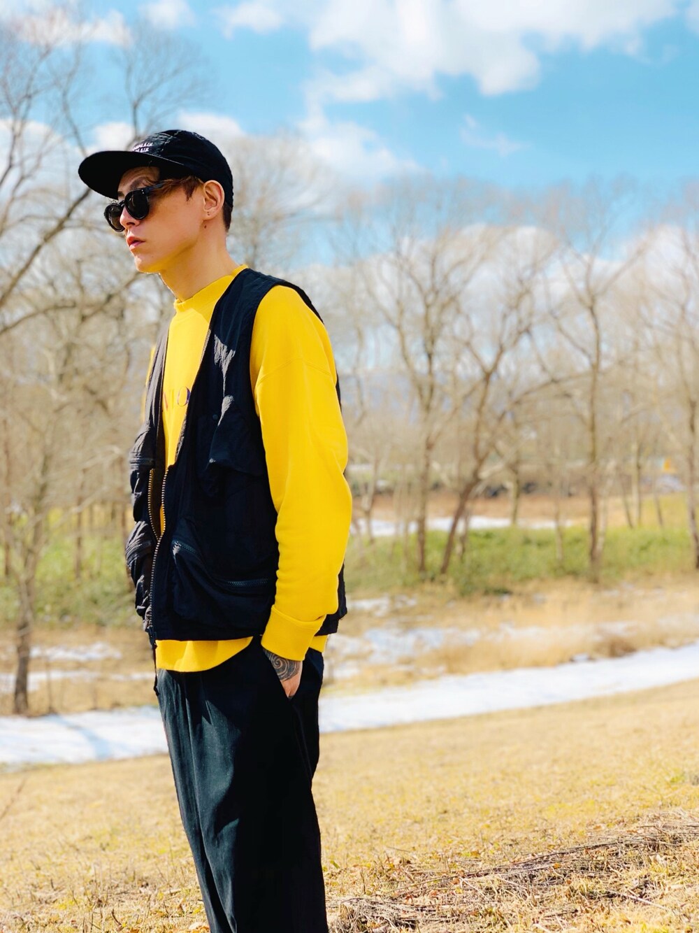 「はるコーデ、春、スウェット、devirock、オーバーサイズ、ジェットキャップ、フィッシングベスト、SENSE OF PLACE by URBAN RESEAR、スラックス、street」｜「DEVILOCKの【DEVILOCK】《別注》カラーロゴプリントスウェットトレーナー（スウェット、イエロー系）」を使った、TETUさん（メンズ・174cm）の春コーディネートの1枚目の写真