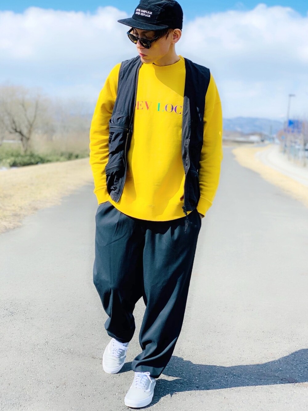 「はるコーデ、春、VANS、スニーカー、スウェット、devirock、フィッシングベスト、SENSE OF PLACE by URBAN RESEAR、スラックス、ジェットキャップ」｜「DEVILOCKの【DEVILOCK】《別注》カラーロゴプリントスウェットトレーナー（スウェット、イエロー系）」を使った、TETUさん（メンズ・174cm）の春コーディネートの1枚目の写真