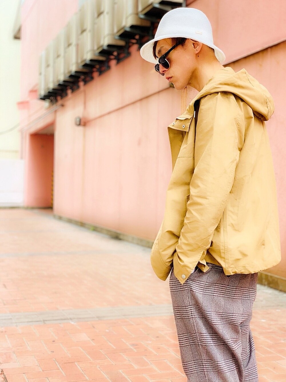 「マウンテンパーカー、ベージュ、URBAN RESEARCH、Sonny　Label、サニーレーベル、バケットハット、春、チェックパンツ、サングラス、アースカラー」｜「URBAN RESEARCH Sonny Labelの撥水マウンテンパーカー（マウンテンパーカー、ベージュ系）」を使った、TETUさん（メンズ・174cm）の春コーディネートの1枚目の写真
