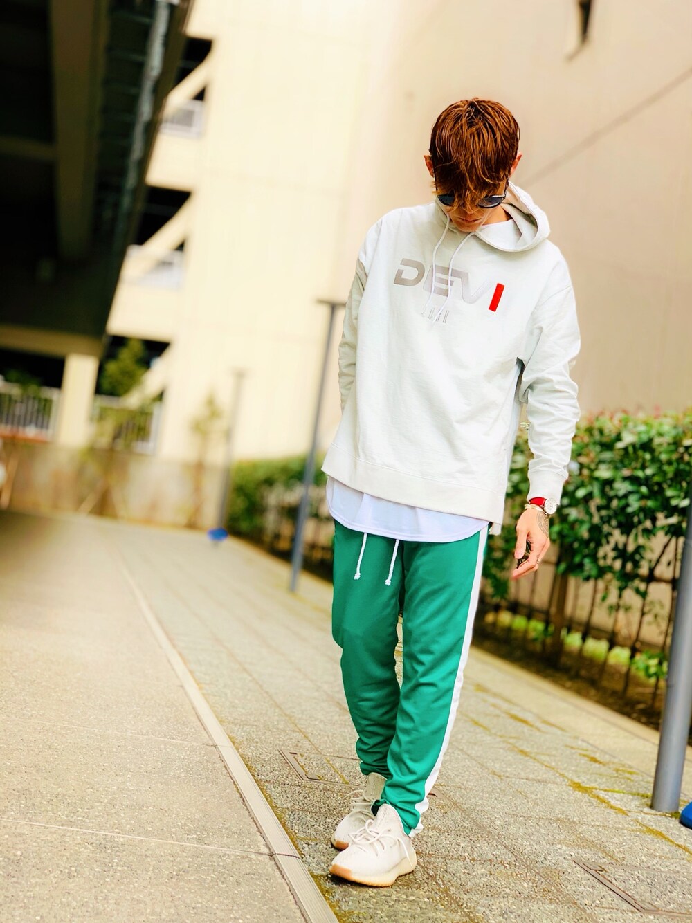 「パーカー、レイヤードスタイル、devirock、ラインパンツ、ジャージ、adidas、スニーカー、yeezy、Hunting World、ハンティングワールド」｜「DEVILOCKの【DEVILOCK】《別注》ビッグシルエット コーデュラナイロン ロゴ 刺繍 スウェット プルオーバー パーカー（パーカー、グレー系）」を使った、TETUさん（メンズ・174cm）の春コーディネートの1枚目の写真