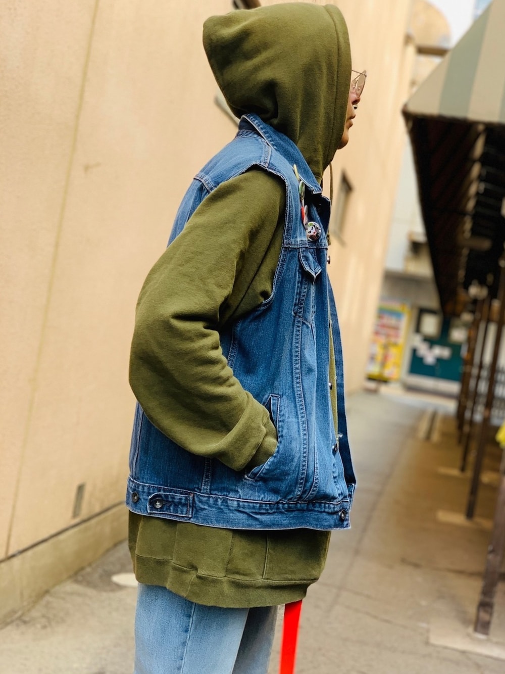 「デニムパンツ、デニムジャケット、デニムベスト、レイヤードスタイル、デニム、デニムオンデニム、パーカー、カーキ、ダサい、スポーツミックス」｜「RAGEBLUEの【MADE IN JAPAN】GIロングベルト/757453（ベルト、レッド系）」を使った、TETUさん（メンズ・174cm）の春コーディネートの1枚目の写真