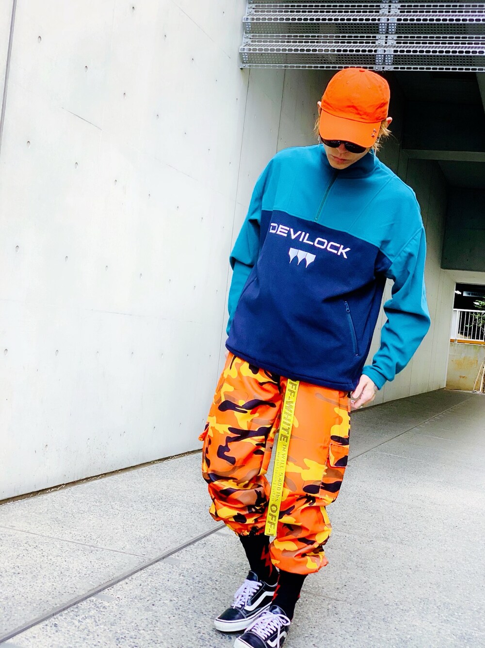 「オレンジ、迷彩、迷彩柄、迷彩パンツ、カモフラ、ストリート、VANS、ハーフジップ、DEVILOCK、off white」｜「DEVILOCKの【DEVILOCK】《別注》ビッグシルエット 切替 ロゴ 刺繍 ハーフジップ プルオーバー（スウェット、グリーン系）」を使った、TETUさん（メンズ・174cm）の春コーディネートの1枚目の写真