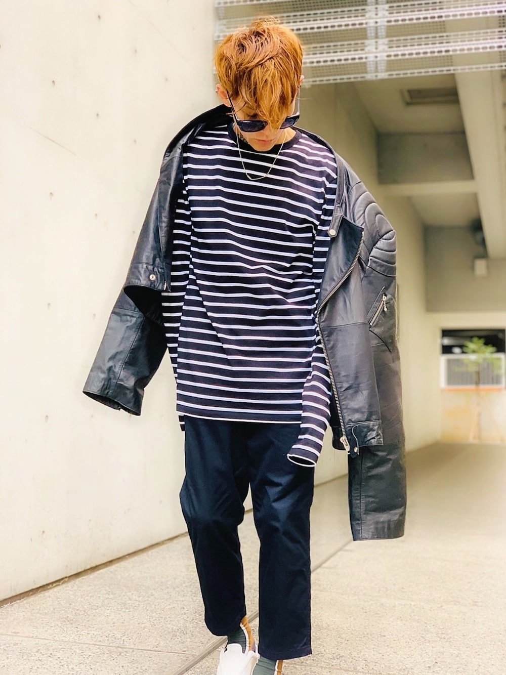 「アンクルパンツ、チノパン、スニーカー、白スニーカー、NUMBER (N)INE、ソックス、STUDIOUS、ライダース、ライダースジャケット、オーバーサイズ」｜「ZOZOの細ボーダー長袖Tシャツ（パターンオーダー）／ブラック×ホワイト[MEN]（Tシャツ/カットソー、ブラック系）」を使った、TETUさん（メンズ・174cm）の春コーディネートの1枚目の写真