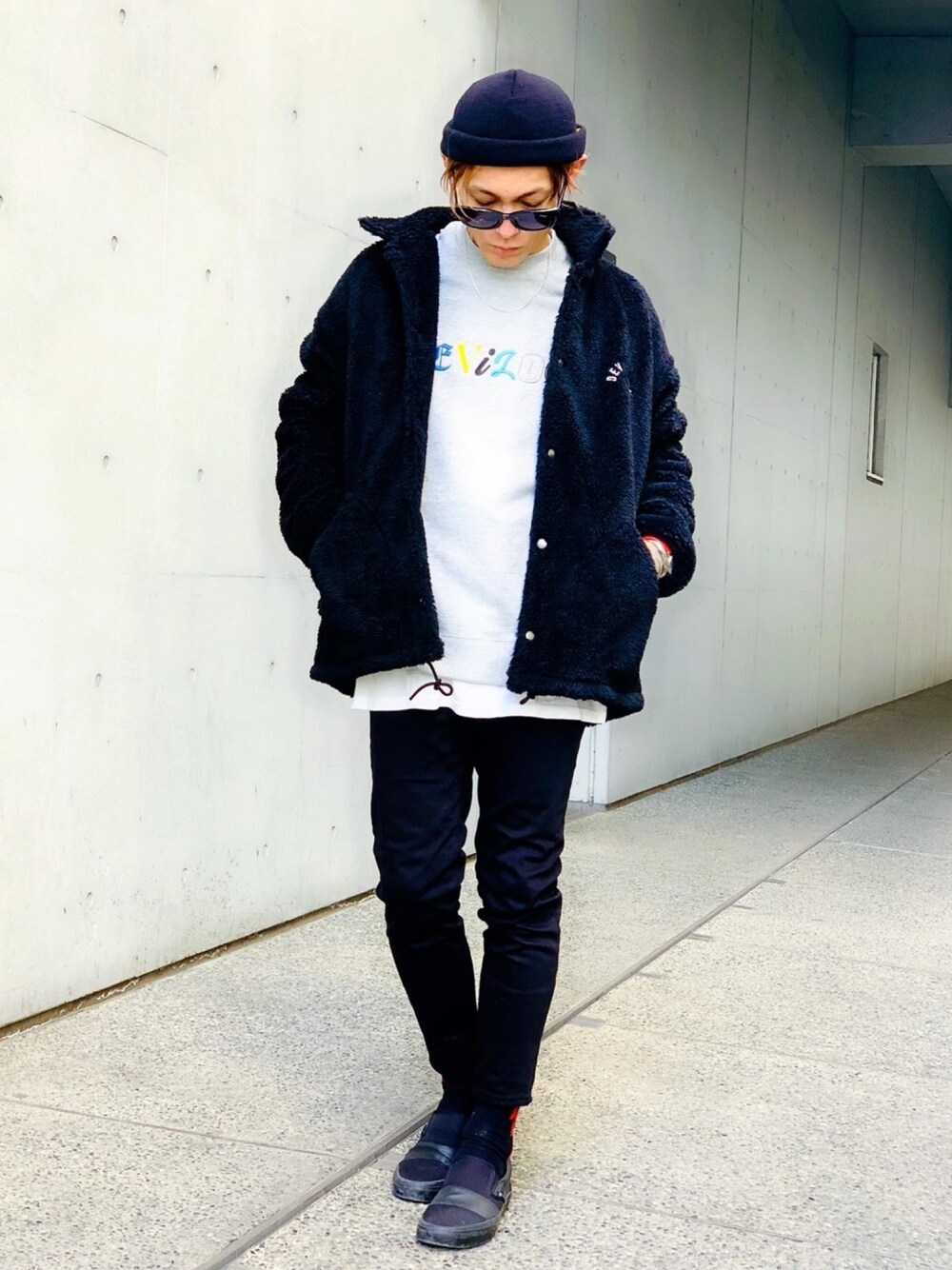 「ストリート、スニーカー、スリッポン、ボアジャケット、スウェット、devirock、VANS、ブラックデニム、Hunting World、ハンティングワールド」｜「DEVILOCKの【DEVILOCK】《別注》ビッグシルエット ロゴ 刺繍 ボア コーチジャケット（ブルゾン、ブラック系）」を使った、TETUさん（メンズ・174cm）の春コーディネートの1枚目の写真