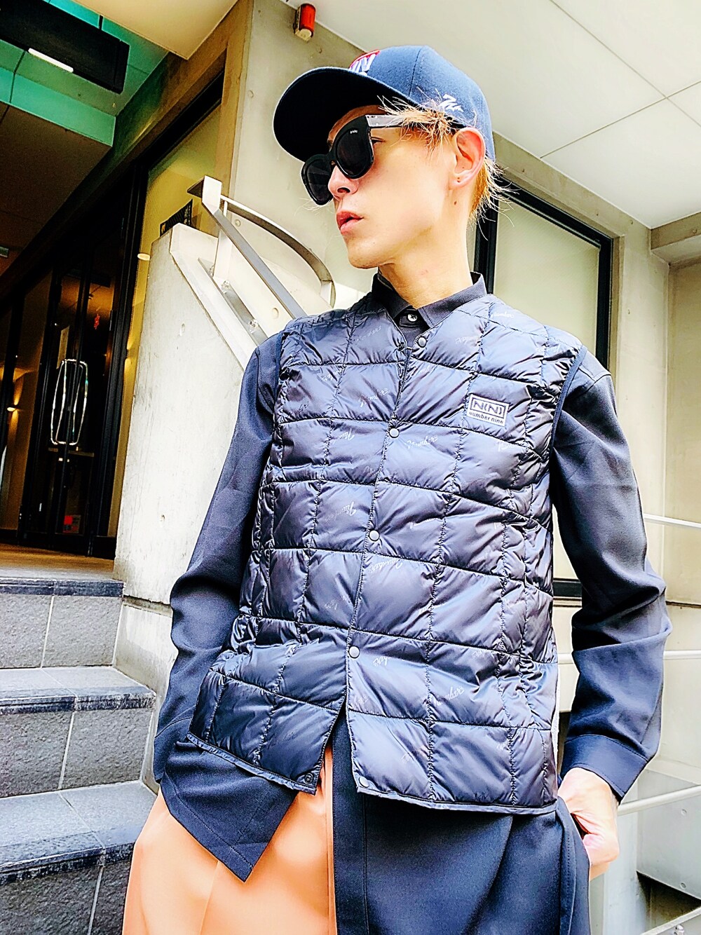 「キャップ、サングラス、シャツスタイル、シャツ、ロングシャツ、not conventional、インナーダウン、ダウンベスト、NUMBER (N)INE、ストリート」｜「NUMBER (N)INEの【NUMBER (N)INE】別注N(N)×TAION 超撥水ダウンベスト（ダウンベスト、ブラック系）」を使った、TETUさん（メンズ・174cm）の春コーディネートの1枚目の写真