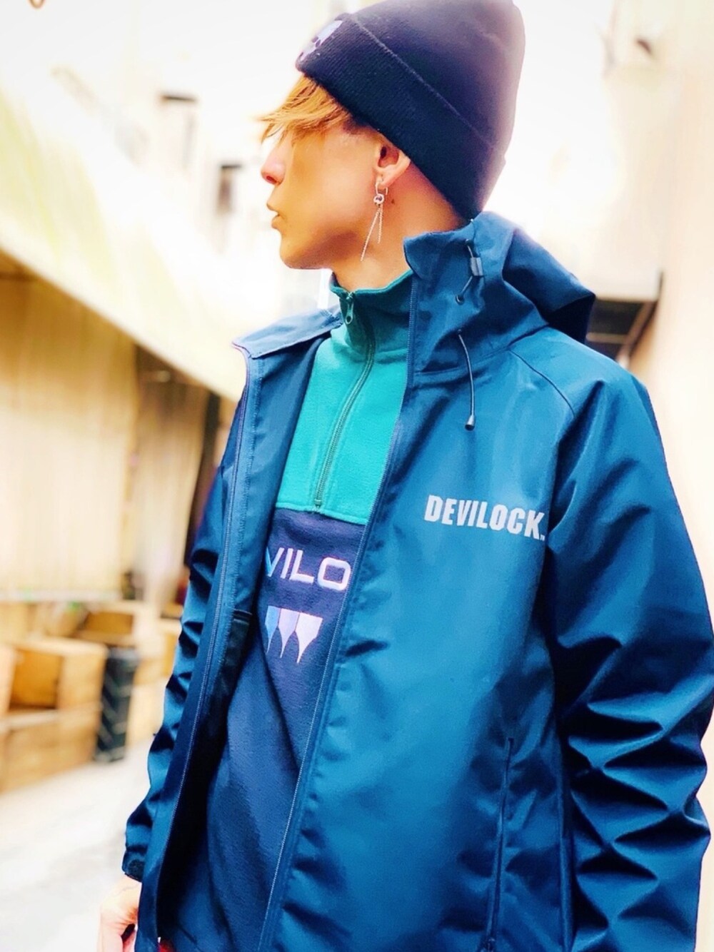 「devirock、マウンテンパーカー、ハーフジップ、スウェット、フリース、ニット帽、ピアス、ストリート、street、streetstyle」｜「DEVILOCKの【DEVILOCK】《別注》ビッグシルエット 切替 ロゴ 刺繍 ハーフジップ プルオーバー（スウェット、グリーン系）」を使った、TETUさん（メンズ・174cm）の春コーディネートの1枚目の写真