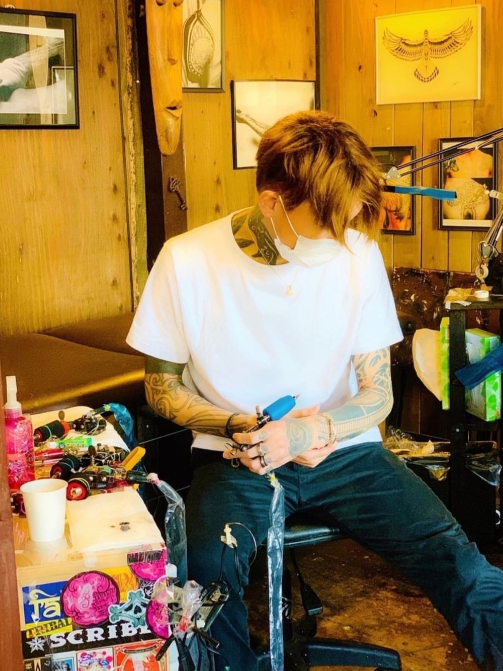 「シンプル、白Tシャツ、チノパン、モノトーン、ZOZO、ネックレス、SBG、blackdia、tattoo、マスク」｜「ZOZOのクルーネックTシャツ／ホワイト［MEN］（Tシャツ/カットソー、ホワイト系）」を使った、TETUさん（メンズ・174cm）の春コーディネートの1枚目の写真