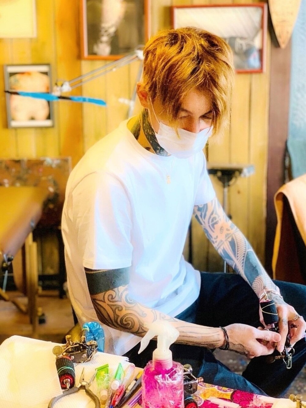 「SBG、blackdia、ニコちゃん、ネックレス、白Tシャツ、チノパン、モノトーン、ZOZO、tattoo、マスク」｜「ZOZOのクルーネックTシャツ／ホワイト［MEN］（Tシャツ/カットソー、ホワイト系）」を使った、TETUさん（メンズ・174cm）の春コーディネートの1枚目の写真