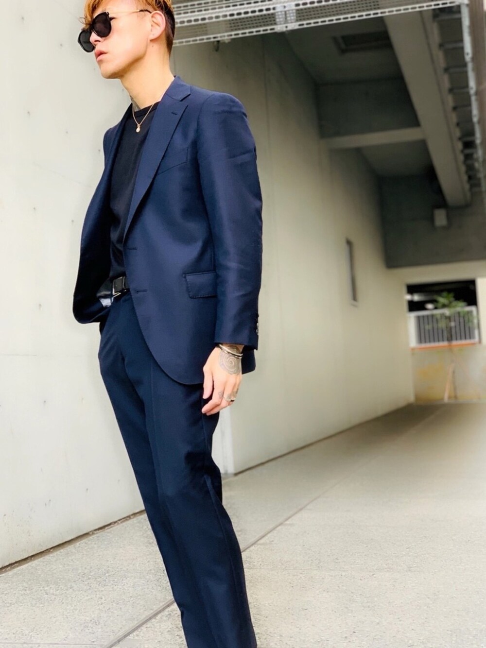 「スーツスタイル、テーラードジャケット、テーパードパンツ、タックイン、大人カジュアル、ZOZOSUIT、シンプル、シルバーアクセサリー、ネックレス、SBG」｜「blackdia by 7JEWELRYのアイテム（ネックレス、ゴールド系）」を使った、TETUさん（メンズ・174cm）の春コーディネートの1枚目の写真