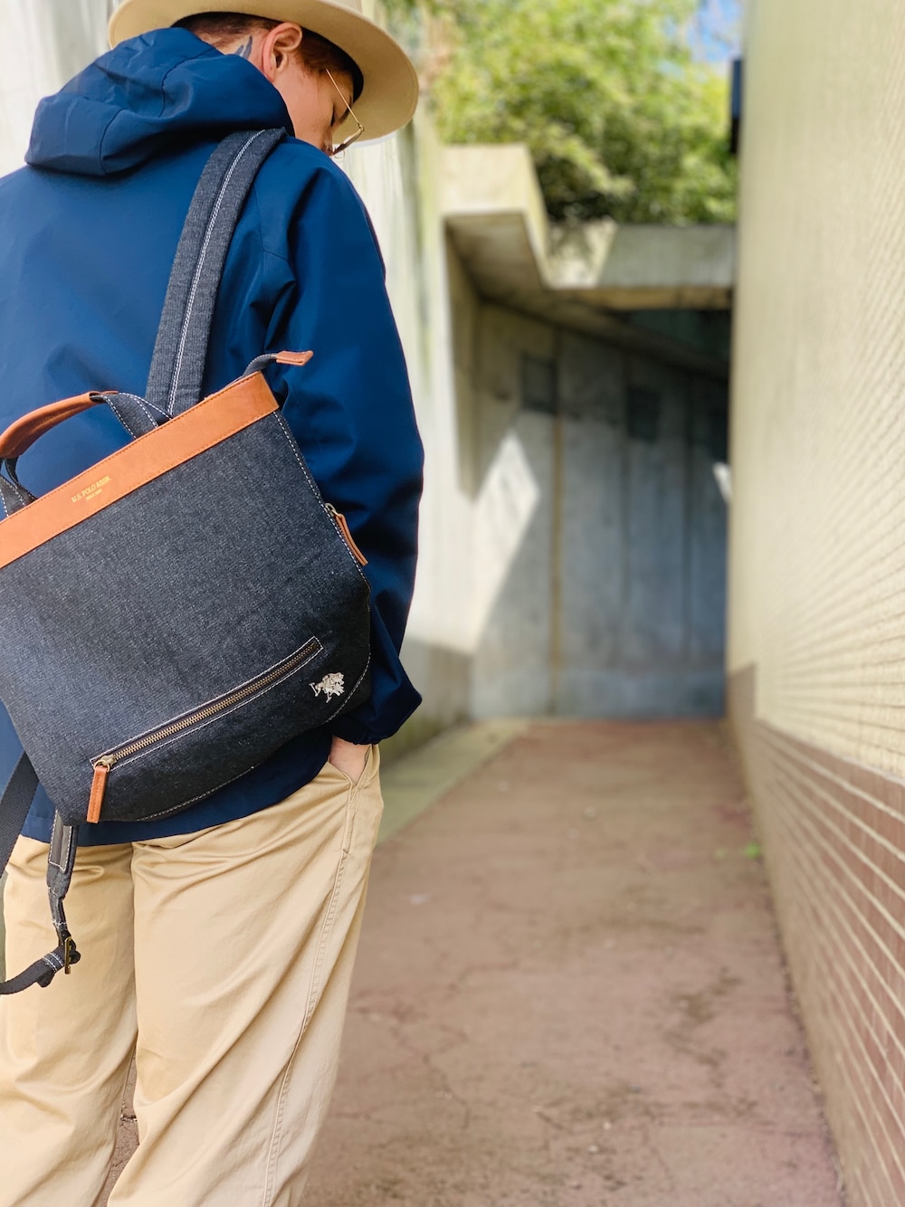 「USポロ、uspolo、マウンテンパーカー、devirock、マウンテンハット、チノパン、ベージュ、バックパック、リュック、バックスタイル」｜「U.S. POLO ASSN.の【U.S. POLO ASSN.】 ユーエスポロアッスンデニム2WAYリュックトート（バックパック/リュック、ブラック系）」を使った、TETUさん（メンズ・174cm）の春コーディネートの1枚目の写真