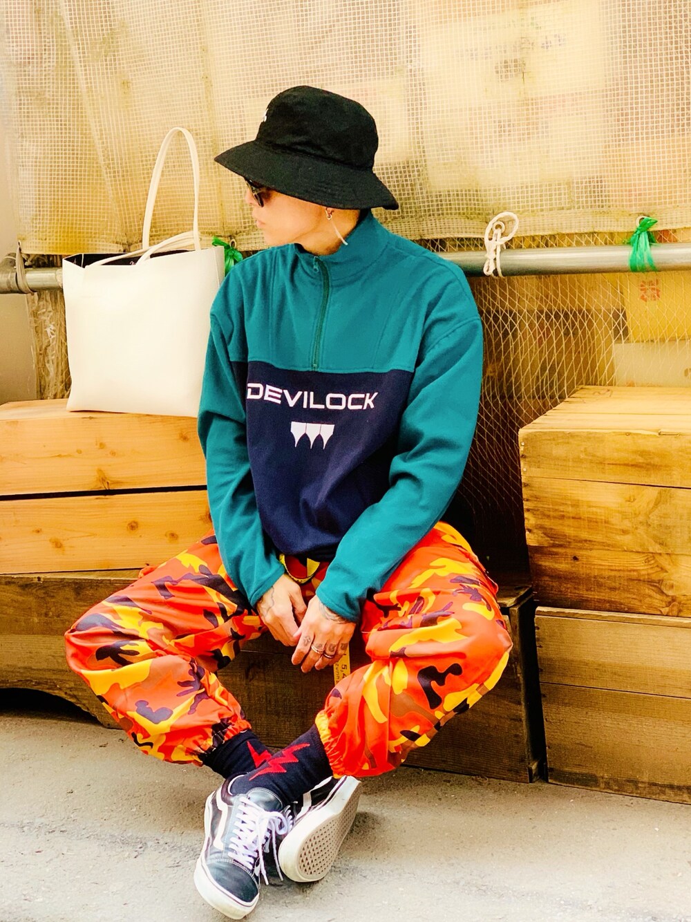 「スニーカー、VANS、ソックス、迷彩、迷彩パンツ、カモフラ、カモフラパンツ、ハーフジップ、バケットハット、ストリート」｜「DEVILOCKの【DEVILOCK】《別注》ビッグシルエット 切替 ロゴ 刺繍 ハーフジップ プルオーバー（スウェット、グリーン系）」を使った、TETUさん（メンズ・174cm）の春コーディネートの1枚目の写真