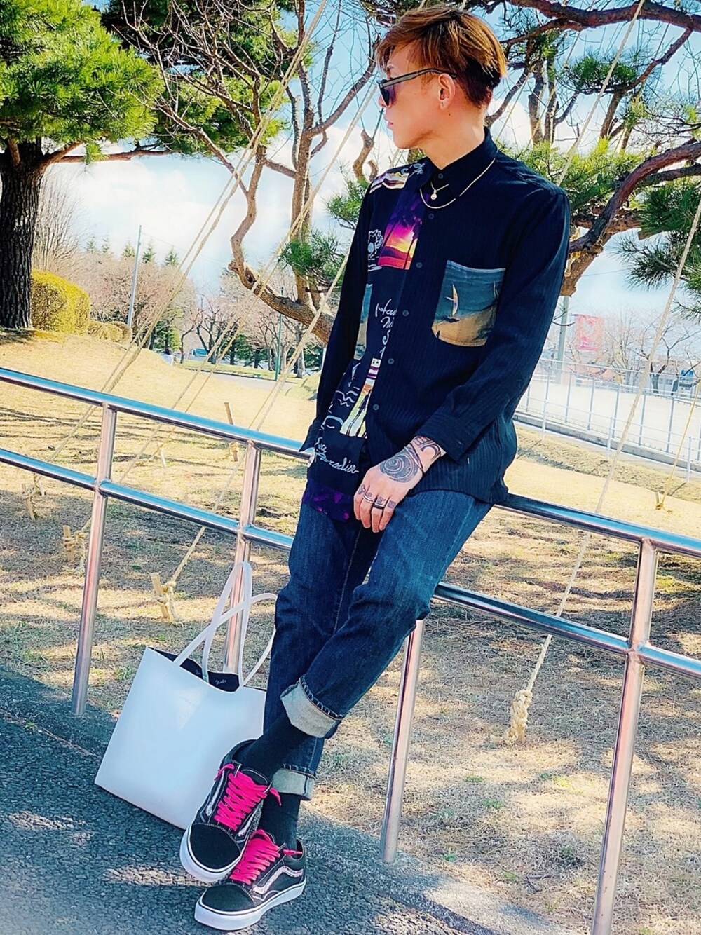 「スニーカー、VANS、デニムパンツ、柄シャツ、シルバーアクセサリー、NUMBER (N)INE、SBG、ネックレス、blackdia、シャツスタイル」｜「NUMBER (N)INEの【NUMBER (N)INE】ボックスロゴスネークチェーンネックレス シルバー999 プレーティング（ネックレス、シルバー系）」を使った、TETUさん（メンズ・174cm）の春コーディネートの1枚目の写真