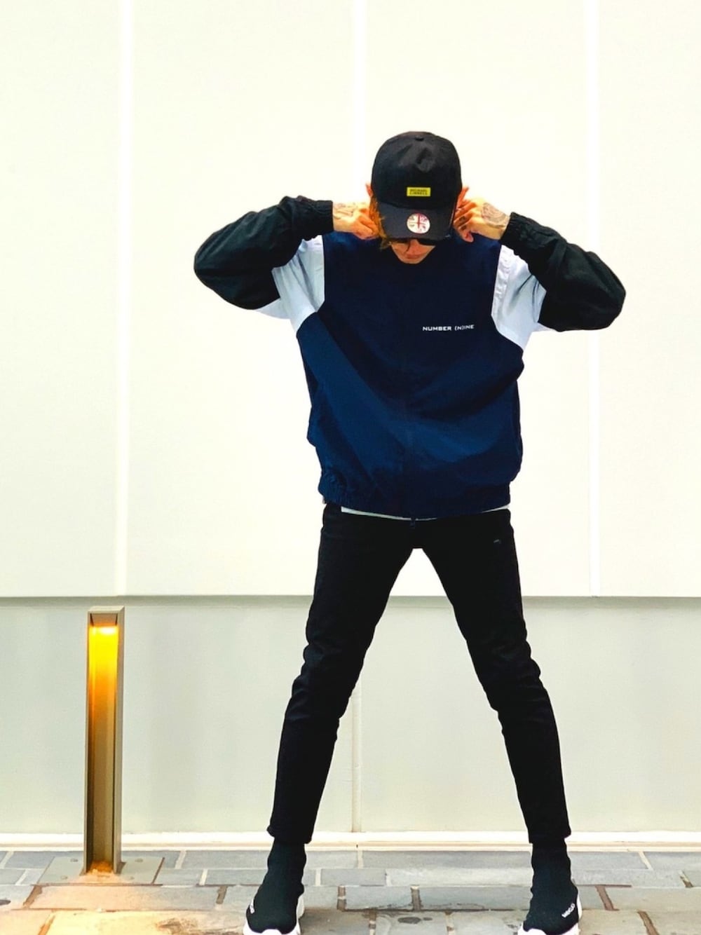 「NUMBER (N)INE、ナイロンジャケット、トラックジャケット、黒スキニー、ブラックデニム、BALENCIAGA、スニーカー、ストリートMIX、キャップ、スポーツミックス」｜「NUMBER (N)INEの【NUMBER (N)INE】《別注》ナイロンカッティングトラックジャケット（ブルゾン、ブルー系）」を使った、TETUさん（メンズ・174cm）の春コーディネートの1枚目の写真