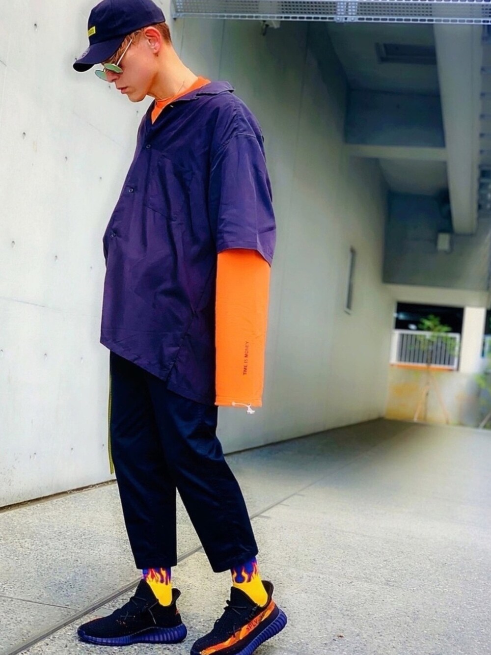 「SENSE OF PLACE by URBAN RESEAR、オーバーサイズ、レイヤードスタイル、チノパン、アンクルパンツ、ストリート、SBG、オープンカラーシャツ、yeezy、スニーカー」｜「CASPER JOHN AIVERのCASPER JOHN AIVER　ドローコードロングアームビッグロンT（Tシャツ/カットソー、オレンジ系）」を使った、TETUさん（メンズ・174cm）の春コーディネートの1枚目の写真