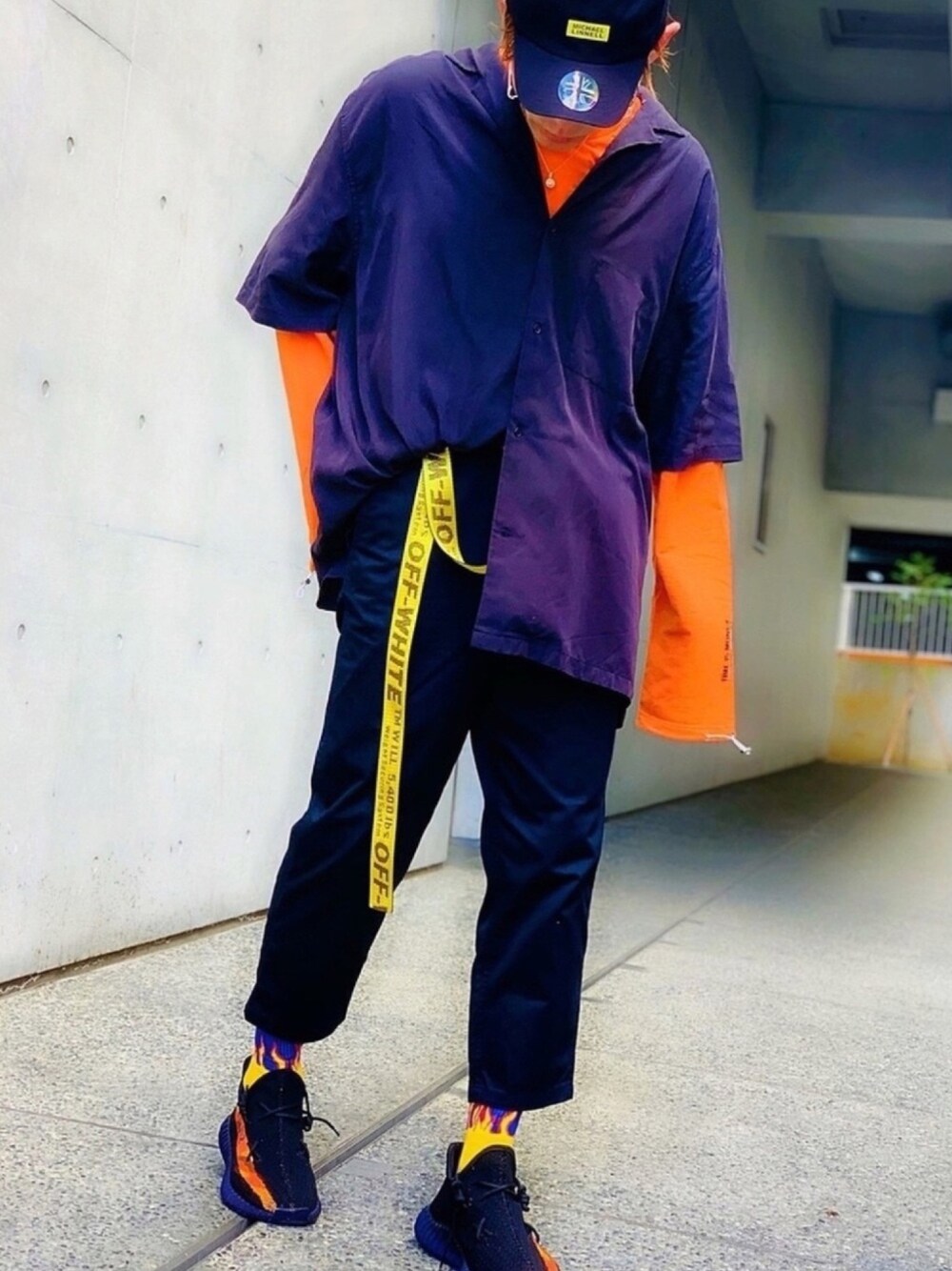 「SENSE OF PLACE by URBAN RESEAR、オープンカラーシャツ、オーバーサイズ、レイヤードスタイル、チノパン、off white、yeezy、ストリート、SBG、ロンT」｜「SENSE OF PLACE by URBAN RESEARCHのモダールオープンカラーシャツ(5分袖)（シャツ/ブラウス、ブラック系）」を使った、TETUさん（メンズ・174cm）の春コーディネートの1枚目の写真
