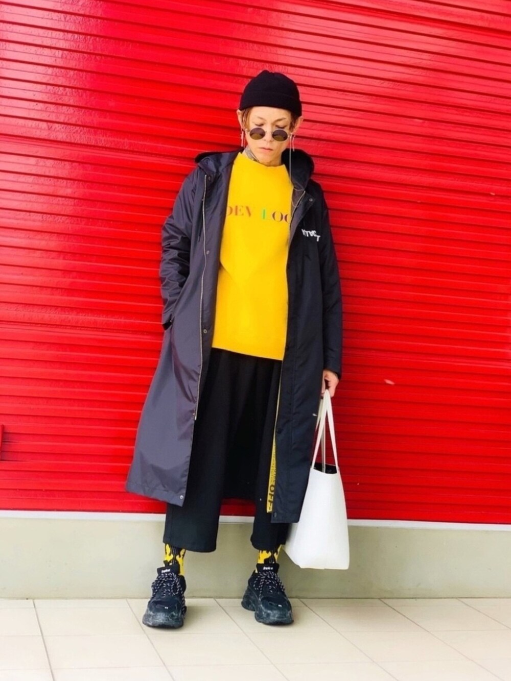 「コーチジャケット、ビッグシルエット、スウェット、ATTACHMENT、DEVILOCK、NUMBER (N)INE、ワイドパンツ、ダッドスニーカー、BALENCIAGA、靴下チラ見せ」｜「DEVILOCKの【DEVILOCK】《別注》カラーロゴプリントスウェットトレーナー（スウェット、イエロー系）」を使った、TETUさん（メンズ・174cm）の冬コーディネートの1枚目の写真