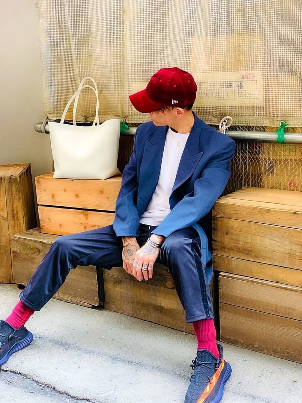 「blackdia、SBG、ネックレス、テーラードジャケット、ラインパンツ、ジャージ、yeezy、NEW ERA、トラックパンツ、白Tシャツ」｜「CASPER JOHN AIVERのCASPER JOHN AIVER　ジャージベロアラインパンツ（その他パンツ、ブラック系）」を使った、TETUさん（メンズ・174cm）の春コーディネートの1枚目の写真