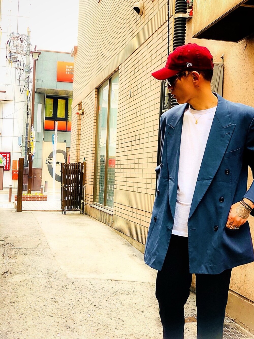 「キャップ、NEW ERA、テーラードジャケット、シルバーアクセサリー、NUMBER (N)INE、blackdia、SBG、ネックレス、トラックパンツ、白Tシャツ」｜「ZOZOの長袖クルーネックTシャツ（パターンオーダー）／ホワイト [MEN]（Tシャツ/カットソー、ホワイト系）」を使った、TETUさん（メンズ・174cm）の春コーディネートの1枚目の写真