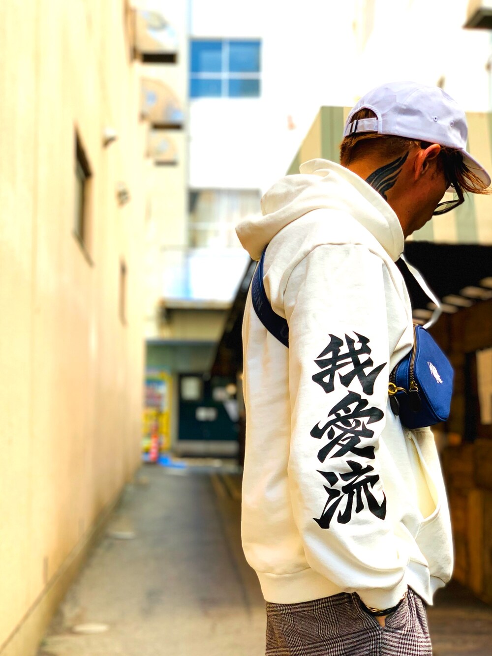 「パーカー、KANSAI YAMAMOTO、ジェットキャップ、ホワイト、ショルダーバッグ、uspolo、USポロ、サングラス、SBG、7JEWELRY」｜「kansai yamamotoの【kansai yamamoto】《完全限定》“別注”我愛流 スカル 刺繍 ビッグシルエット スウェット パーカー（パーカー、ホワイト系）」を使った、TETUさん（メンズ・174cm）の春コーディネートの1枚目の写真