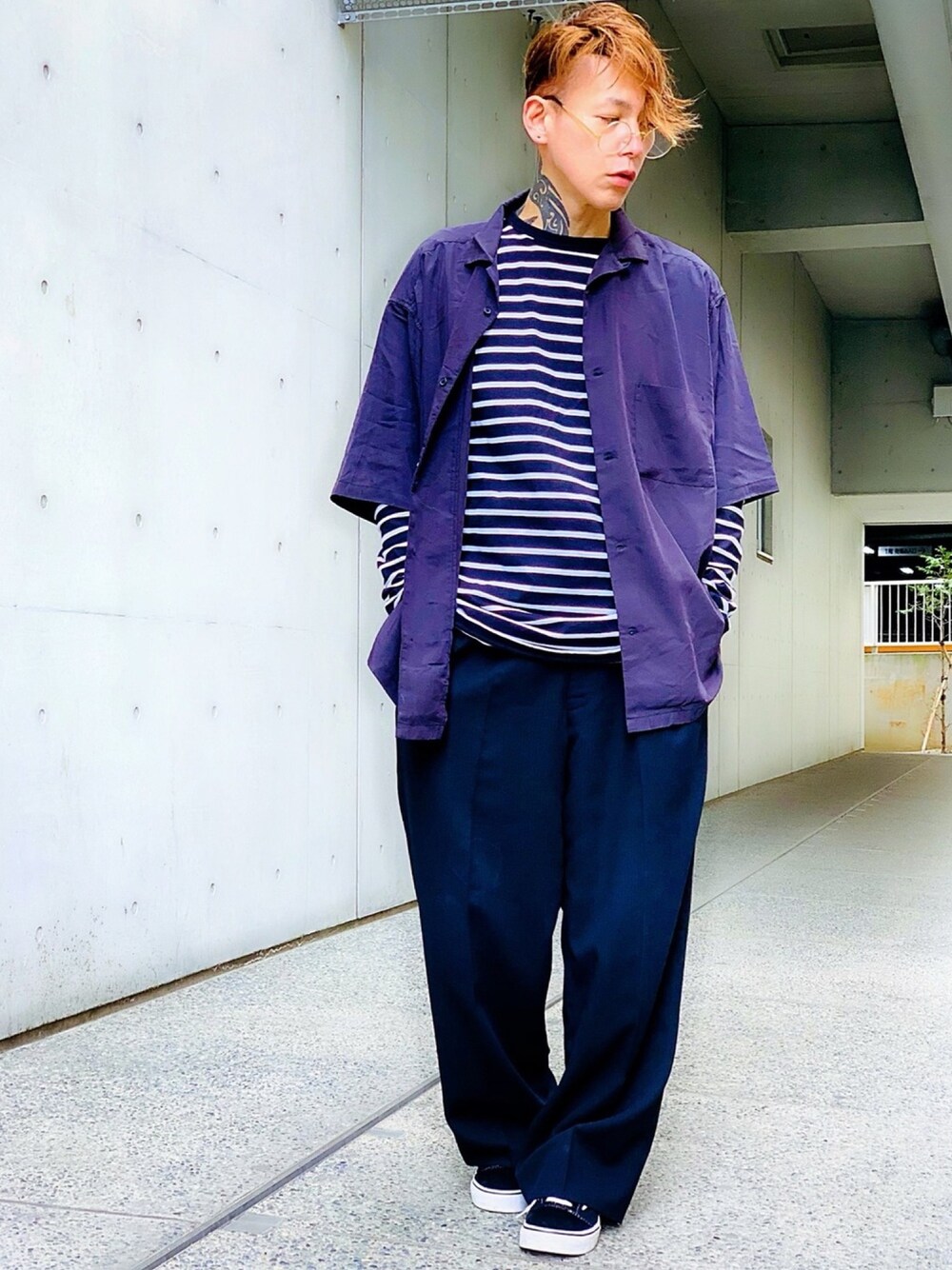 「オーバーサイズ、レイヤードスタイル、ボーダートップス、ワイドパンツ、丸メガネ、SENSE OF PLACE by URBAN RESEAR、モノトーン、開襟シャツ、オープンカラーシャツ、シンプルコーデ」｜「SENSE OF PLACE by URBAN RESEARCHのモダールオープンカラーシャツ(5分袖)（シャツ/ブラウス、ブラック系）」を使った、TETUさん（メンズ・174cm）の春コーディネートの1枚目の写真