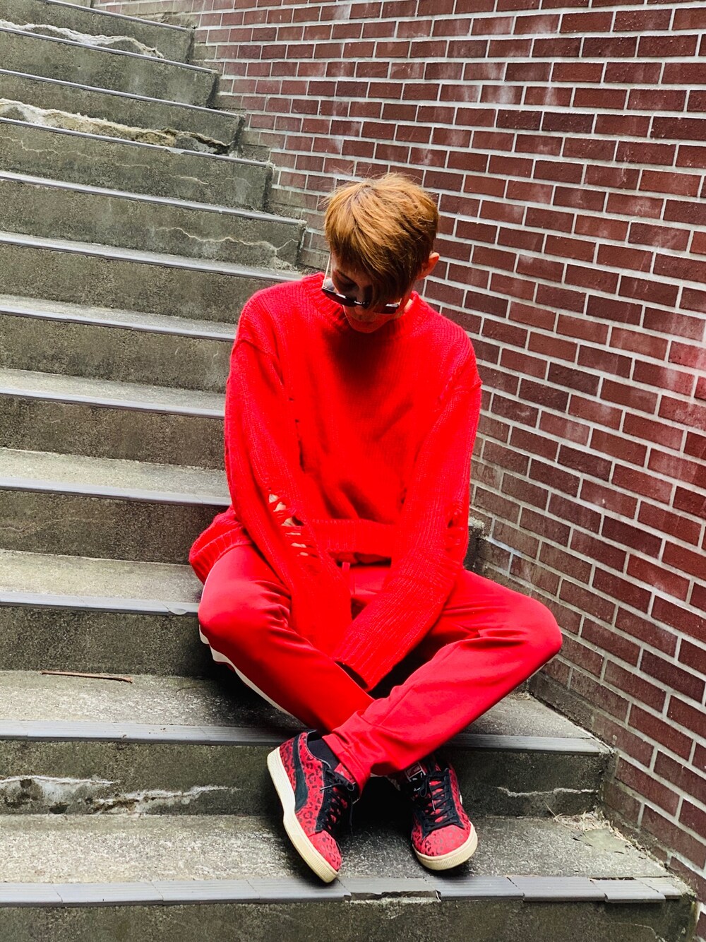 「赤、ニット、ラインパンツ、ジャージ、トラックパンツ、スニーカー、PUMA、レオパード、ラフ、スポーツミックス」｜「CASPER JOHN AIVERのCASPER JOHN AIVER　ロングアームダメージビッグニット（ニット/セーター、レッド系）」を使った、TETUさん（メンズ・174cm）の春コーディネートの1枚目の写真