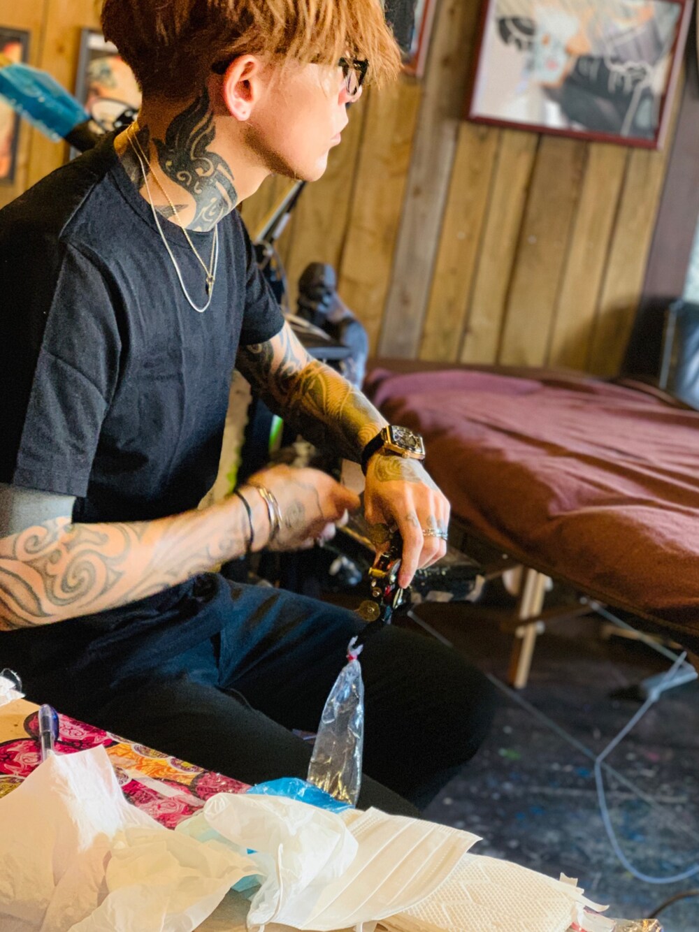 「tattoo、シンプルコーデ、オールブラック、シルバーアクセサリー、ネックレス、バングル、SBG、7JEWELRY、NUMBER (N)INE、Furbodesign」｜「SBGの7JEWELRY ウェリントンサングラス（サングラス、グレー系）」を使った、TETUさん（メンズ・174cm）の春コーディネートの1枚目の写真