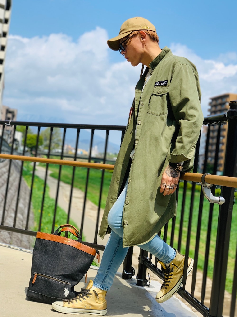 「ミリタリーシャツ、ロングシャツ、カーキ、スキニーデニム、コンバース、SBG、Furbodesign、USポロ、シルバーアクセサリー、NUMBER (N)INE」｜「SBGの7JEWELRY ウェリントンサングラス（サングラス、グレー系）」を使った、TETUさん（メンズ・174cm）の春コーディネートの1枚目の写真