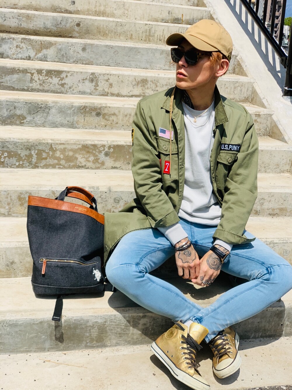 「ミリタリーシャツ、カーキ、スキニーデニム、コンバース、シルバーアクセサリー、ネックレス、7JEWELRY、SBG、Furbodesign、USポロ」｜「NUMBER (N)INEの【NUMBER (N)INE】《別注》シルキー プレーン ニット クルーネック プルオーバー（ニット/セーター、グレー系）」を使った、TETUさん（メンズ・174cm）の春コーディネートの1枚目の写真