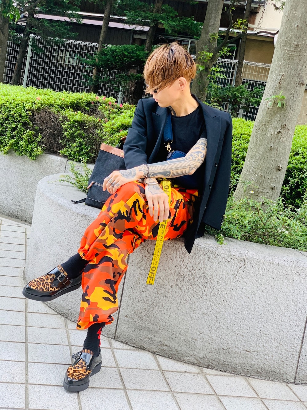 「テーラードジャケット、迷彩パンツ、USポロ、off white、カモフラ、オレンジ、シルバーアクセサリー、NUMBER (N)INE、STUDIOUS、ストリート」｜「U.S. POLO ASSN.の【U.S. POLO ASSN.】 ユーエスポロアッスン クロスボディ ショルダーバッグ　 US1885（ショルダーバッグ、ブルー系）」を使った、TETUさん（メンズ・174cm）の春コーディネートの1枚目の写真